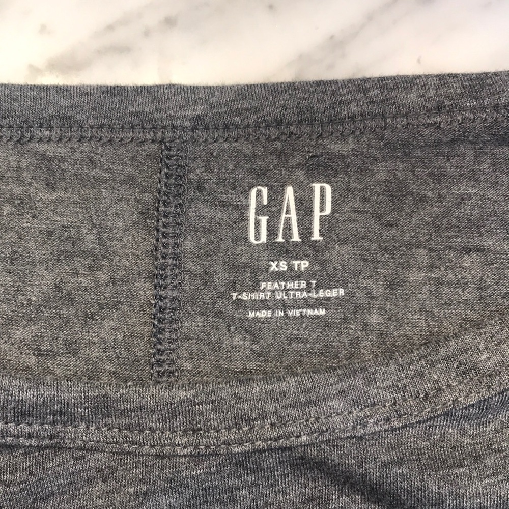 GAP feather tshirt - Picture 3 of 3